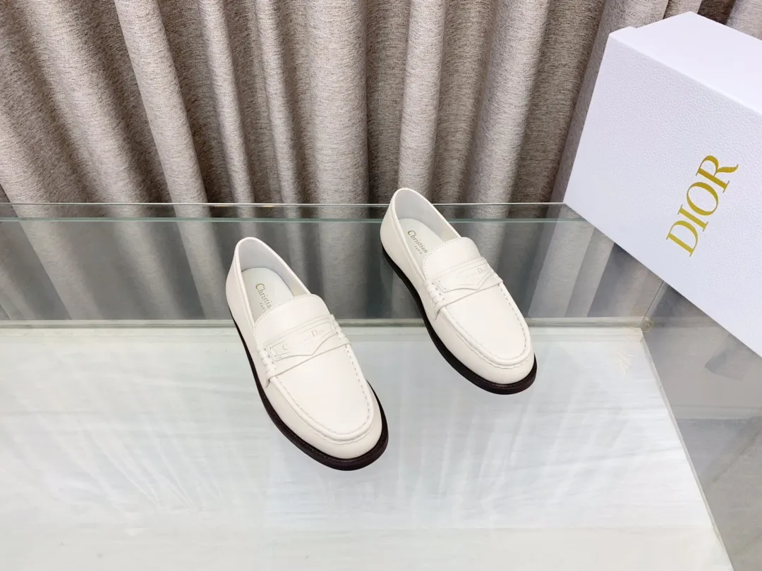 👟👟Ex-factory price 660👟👟 25Ss new Dior Boy loafers This Dior Boy loafer is a new product in the 2024 winter ready-to-wear series. It incorporates Dior's extraordinary craftsmanship and reinterprets the classic loafer design. Crafted from materials including suede and lambskin, it's enhanced with an integrated white fur lining and features a gold-tone Christian Dior Paris signature on the front leather tab. Paired with rubber soles, soft and comfortable. Upper: cowhide, inner padding: comfortable sheepskin, sole: rubber sole, size: 35-39 (40 customized, non-refundable)